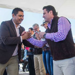 Entregan seis ambulancias a municipios de Jalisco