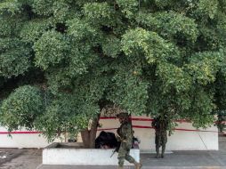 Elementos de la Marina vigilan el lugar donde vivía 'El Chapo' en Sinaloa. AFP / H. Guerrero