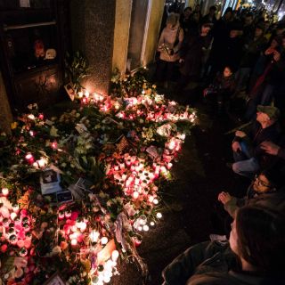 Velas y lágrimas para David Bowie en Hollywood