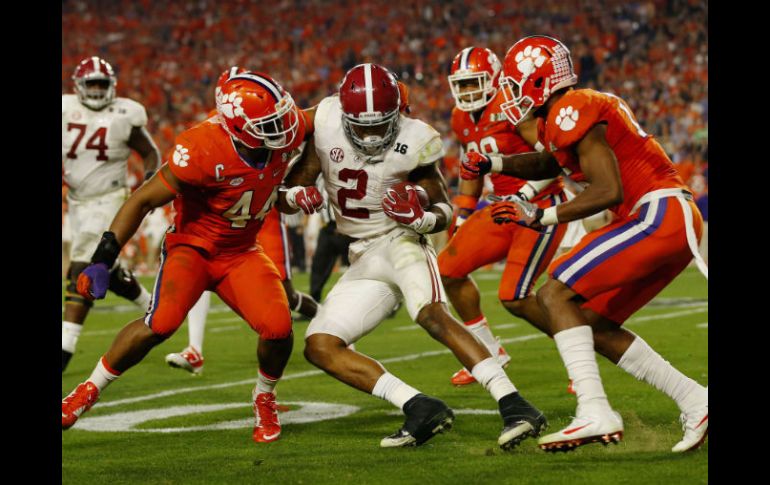 Derrick Henry (2), ganador del trofeo Heisman, fue el más destacado de la ofensiva de Alabama. AFP / K. Cox