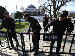 Policías instalan vallas de seguridad en Sultanahmet en lo que se realizan las pesquisas correspondientes. AP / L. Pitarakis