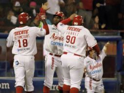 Yuniesky Betancourt (18) firmó la victoria con un cuadrangular en la sexta. FACEBOOK / aguilasdemexicali