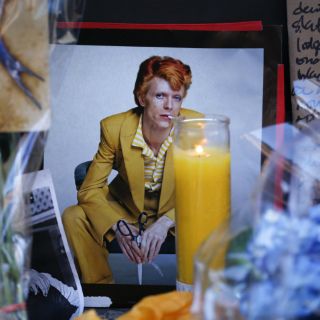 Detienen a fan de David Bowie que quería suicidarse en público
