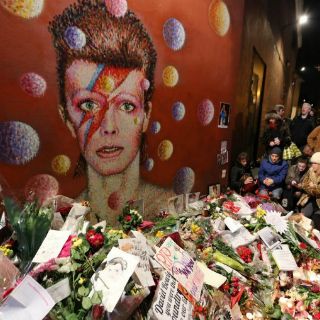 Multitudes rinden tributo a David Bowie en fiesta callejera