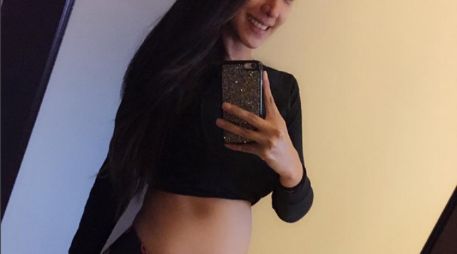 Con unos leggins decorados y una blusa negra de manga larga, Urías dejó ver su pequeña panza. INSTAGRAM / @cynthiaurias