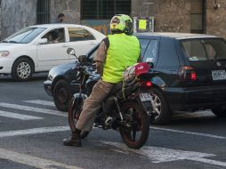 Los motociclistas están obligados a portar las placas en la parte trasera de un chaleco. EL INFORMADOR / ARCHIVO