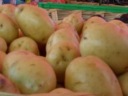 Expertos recomiendan sustituir las papas por otros vegetales, legumbres o granos integrales. NTX / ARCHIVO