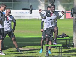 Franco Arizala. El delantero colombiano hace pesas durante el entrenamiento de ayer en las intalaciones de La Madriguera. MEXSPORT / S. Molina