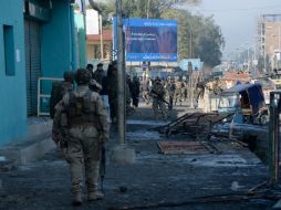 Soldados recorren el área afectada; los ataques en contra de los vacunadores no son raros. AFP / N. Shirzada