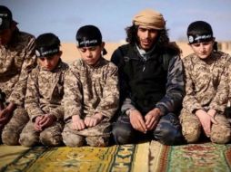 Los yihadistas difunden videos en donde muestran cómo entrenan a los pequeños. ESPECIAL /