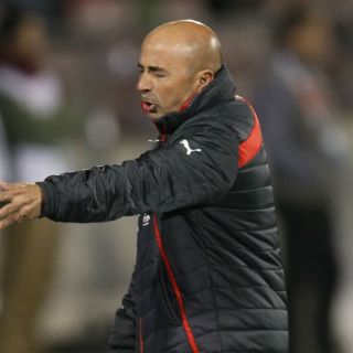 Sampaoli es increpado por aficionados a su llegada a Chile