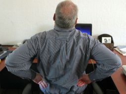 Este malestar puede desarrollarse desde el cuello hasta la parte baja de la columna. EL INFORMADOR / ARCHIVO