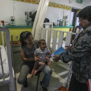 Consulado de EU entrega regalos a niños del Hospital Civil