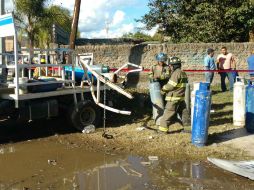 Debido al choque, los cilindros que había en el camión cayeron al suelo. EL INFORMADOR /