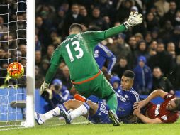 En la segunda mitad, con el brasileño Kenedy (centro), se mejoró el Chelsea al minuto 73 con un autogol de McAuley (der). AP / K. Wigglesworth