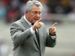 El técnico del Querétaro, Víctor Manuel Vucetich, habló del porqué los entrenadores alinean a un extranjero en vez de un mexicano. SUN / ARCHIVO