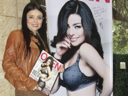 Isfel posa con un ejemplar de la revista para la que decidió posar. NTX / J. González