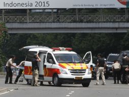 Una ambulancia acude al lugar donde se produjo el estallido para trasladar a los lesionados. EFE / R. Bintang