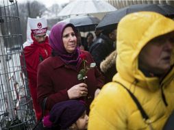 Decenas de personas se reúnen frente a la embajada de Turquía en Berlín, Alemania, para rendir homenaje a las víctimas. EFE /  G. Fischer
