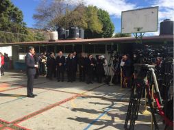 Aurelio Nuño, en su visita a la escuela Ignacio Manuel Altamirano en Tlalnepantla, indica los cambios de la SEP. TWITTER / @SEP_mx