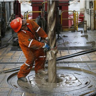 Descartan que dólar y crudo regresen a niveles de 2015