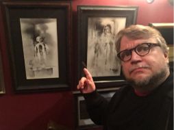Del Toro publicó una imagen en la que aparece con fotografías de dibujos que ilustraban los libros. TWITTER / @realgdt