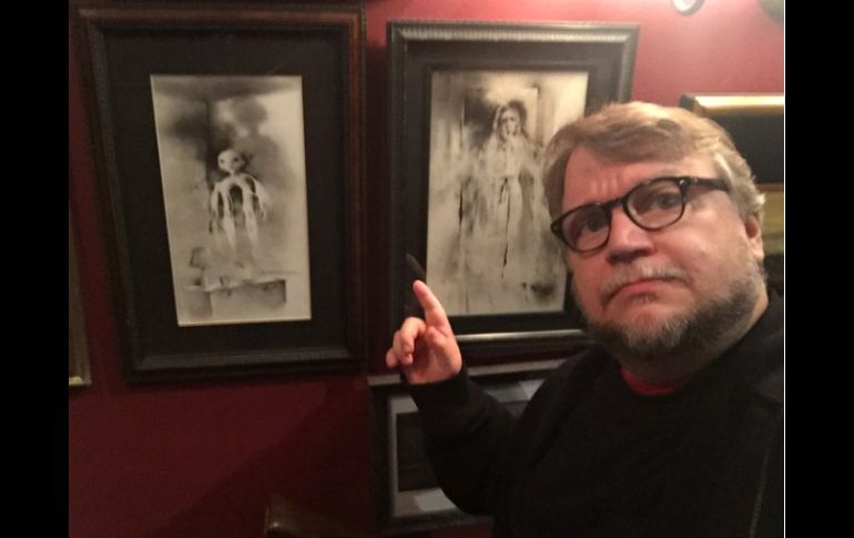 Del Toro publicó una imagen en la que aparece con fotografías de dibujos que ilustraban los libros. TWITTER / @realgdt