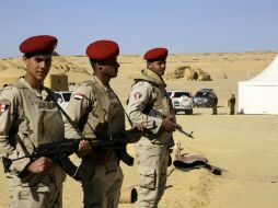 Militares egipcios armados montan guardia en el museo del Valle de las Ballenas, una de sus grandes atracciones. AP / T. Hatwell