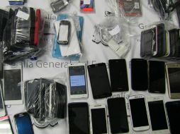 En total, se lograron asegurar 227 equipos de telefonía celular de diversas marcas. ESPECIAL / Fiscalía General