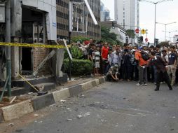 La zona done comenzó el atentado de atacantes suicidas y hombres armados, sigue acordonada. EFE / R. Bintang