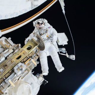 Dos astronautas salen de la EEI para reparar unidad defectuosa