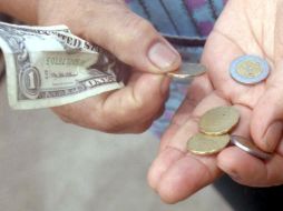 Banxico prevé que el tipo de cambio por dólar se eleve debido a la caída en el precio del petróleo. EL INFORMADOR / ARCHIVO