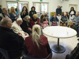 El Papa Francisco sorprendió a todos los habitantes de la residencia Bruno Buozzi. AP /