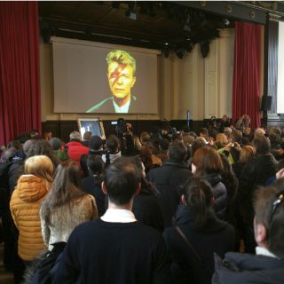 Cientos de fanáticos despiden a David Bowie en Berlín