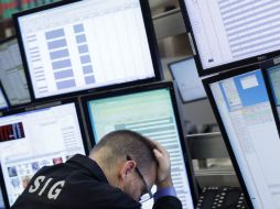 La bolsa de Nueva York finalizó la jornada con pérdidas por un nuevo desplome de los precios del petróleo. AP / M. Lennihan