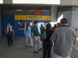 En las inmediaciones del estadio Jalisco los revendedores están a la orden del día. EL INFORMADOR / R. Tamayo