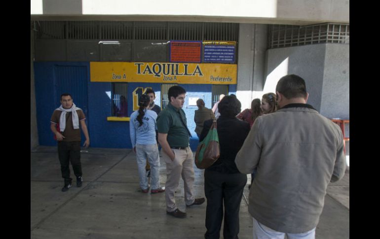 En las inmediaciones del estadio Jalisco los revendedores están a la orden del día. EL INFORMADOR / R. Tamayo