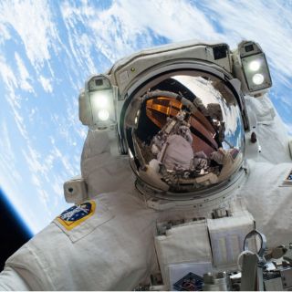 Suspenden caminata espacial al entrarle agua al traje de un astronauta