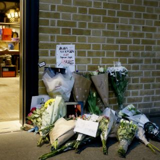 Fans de 'Harry Potter' homenajean a Alan Rickman en Londres