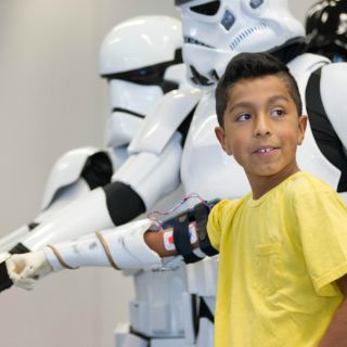 Fans de 'Star Wars' entregan prótesis a niño hispano en EU