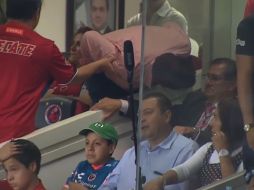 El dueño de los escualos empezó a reclamar airadamente al ex silbante y perdió el control. TWITTER / @Mau_A_Moon