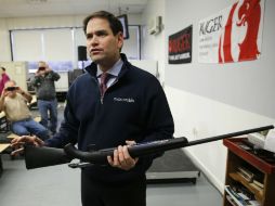 El senador de origen cubano, cogió un rifle durante el acto de campaña y explicó que posee pistolas y no rifles. AP / M. Rourke