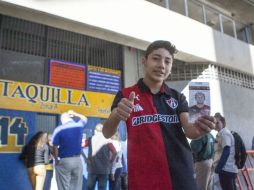 Aficionado del Atlas muestra su boleto de entrada. Se pronostica el lleno para el juego de hoy en el Coloso de la Colonia Independencia EL INFORMADOR / R. Tamayo
