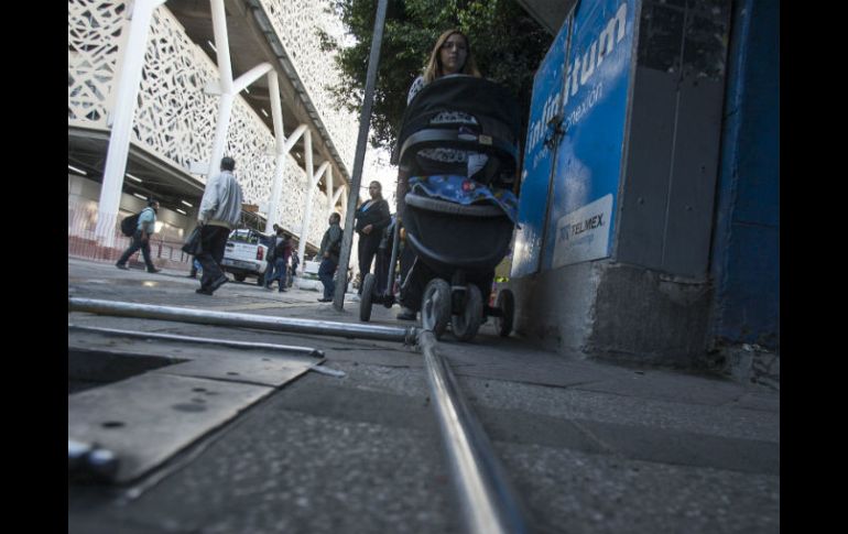 Las tuberías representan un riesgo para las personas que transitan por el Centro tapatío. EL INFORMADOR / R. Tamayo