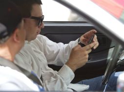 La multa para quienes usan el celular mientras manejan es la sanción que más aceptación tiene entre los habitantes. EL INFORMADOR / ARCHIVO