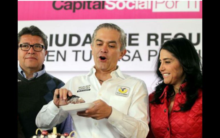 Mancera fue felicitado por los asistentes a la jornada Tu Ciudad Te Requiere. SUN / S. Hernández