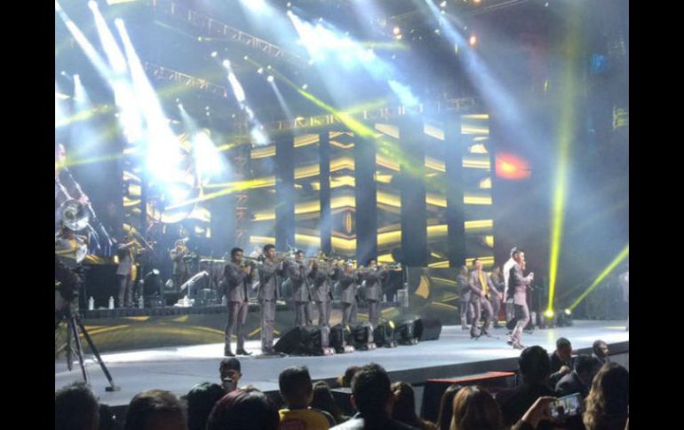 En su gira Ojos en Blanco los musicos vistieron trajes color gris y confesaron ir por todo a buscar a las mujeres solteras. TWITTER / @Arrolladora