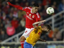 Los visitantes trataron de responder cuando Jonas le dio un pase al delantero mexicano para hacer el tanto del empate. AFP / J. Ribeiro