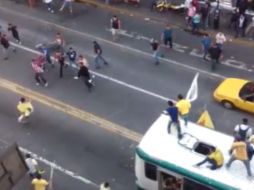 En un video que circula en redes sociales se observa el inicio de la breve trifulca. ESPECIAL /