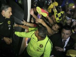 Horas antes de que arrancara el duelo algunos aficionados aprovecharon para recibir a los jugadores. TWITTER / @info_JRobles